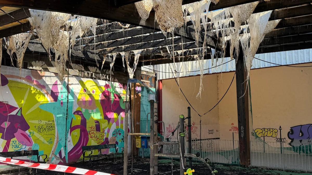 Estado en el que ha quedado el parque infantil de Makatzena tras ser incendiado.