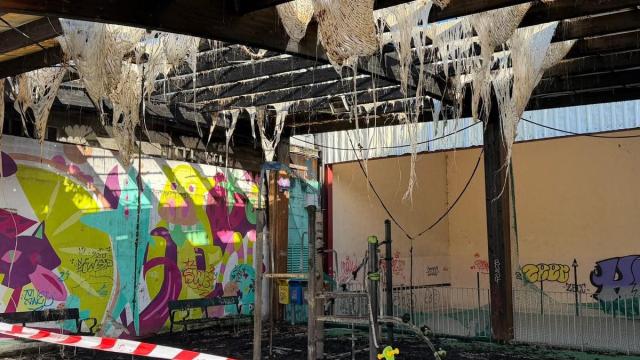 Estado en el que ha quedado el parque infantil de Makatzena tras ser incendiado.