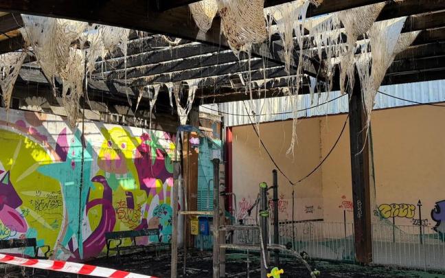 Estado en el que ha quedado el parque infantil de Makatzena tras ser incendiado.