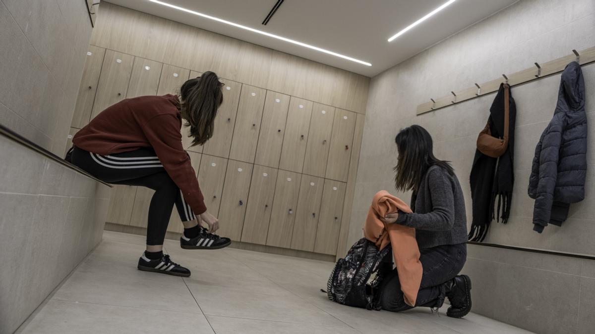 Usuarios del polideportivo Urreta de Galdakao en uno de los vestuarios