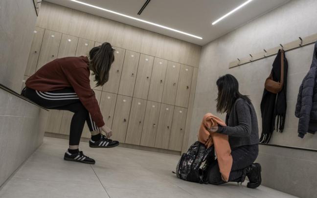 Usuarios del polideportivo Urreta de Galdakao en uno de los vestuarios