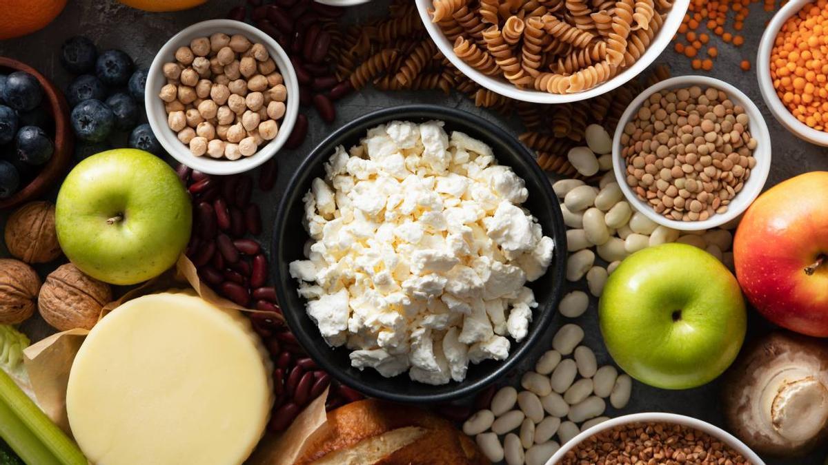 Una selección de alimentos ricos en vitaminas y minerales beneficiosos para el cuerpo.