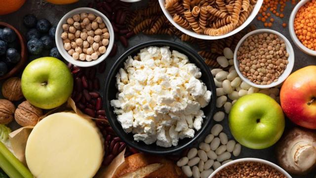 Una selección de alimentos ricos en vitaminas y minerales beneficiosos para el cuerpo.