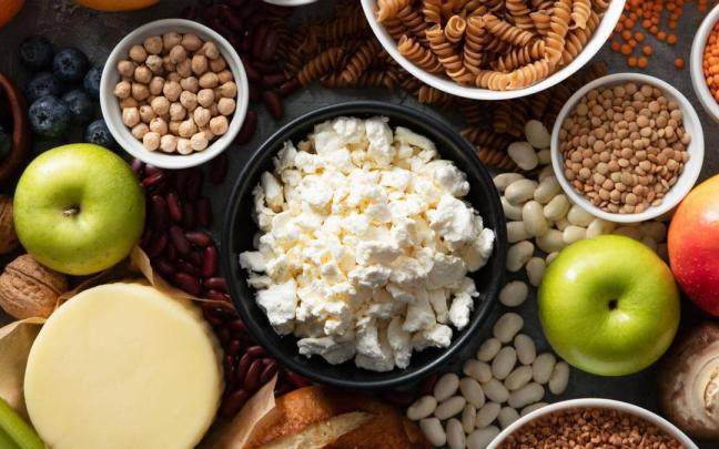 Una selección de alimentos ricos en vitaminas y minerales beneficiosos para el cuerpo.