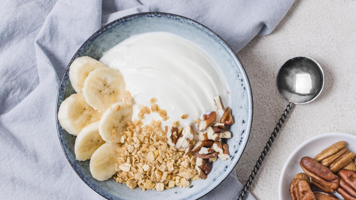 Yogur con frutos secos y plátano.