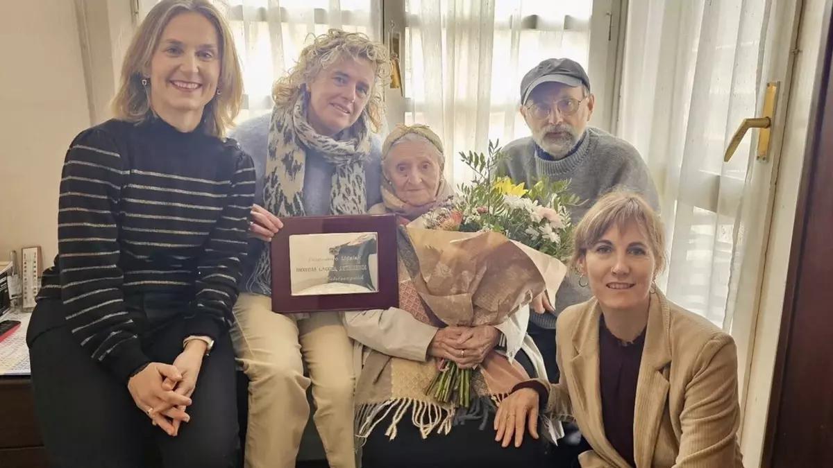 Dionisia Larrea con Leire Artola y Mariola Pascual