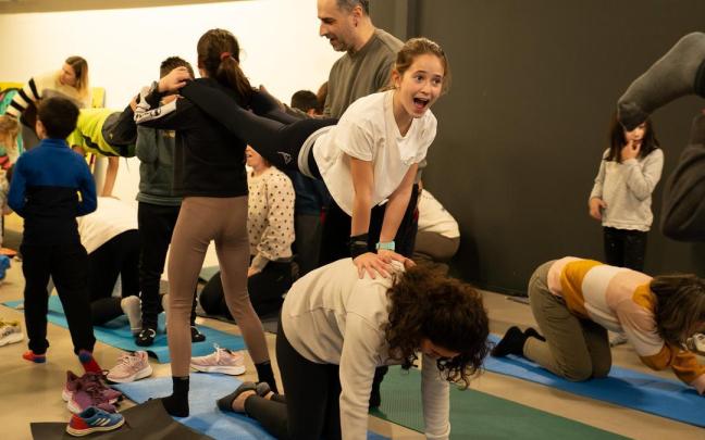 Niñas y niños han trabajado su creatividad a través de ejercicios y distintas disciplinas relacionadas con el circo.