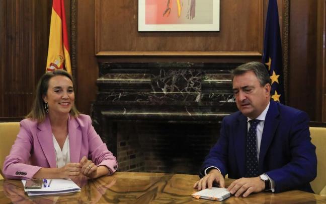 La portavoz del PP en el Congreso, Cuca Gamarra, con el portavoz del PNV en la Cámara, Aitor Esteban, en la reunión que han mantenido este lunes