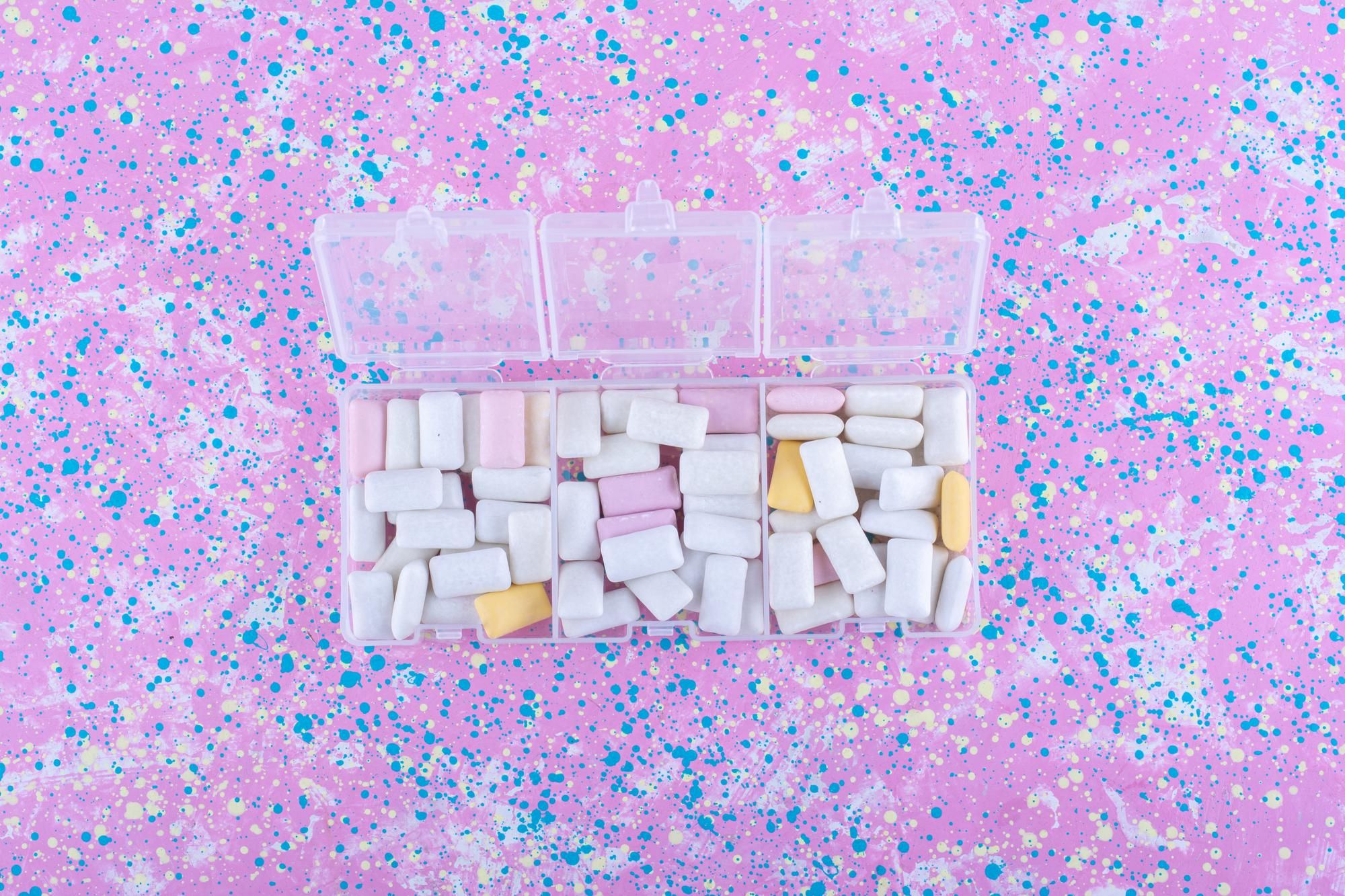 Cajas llenas de chicles con forma de grageas.