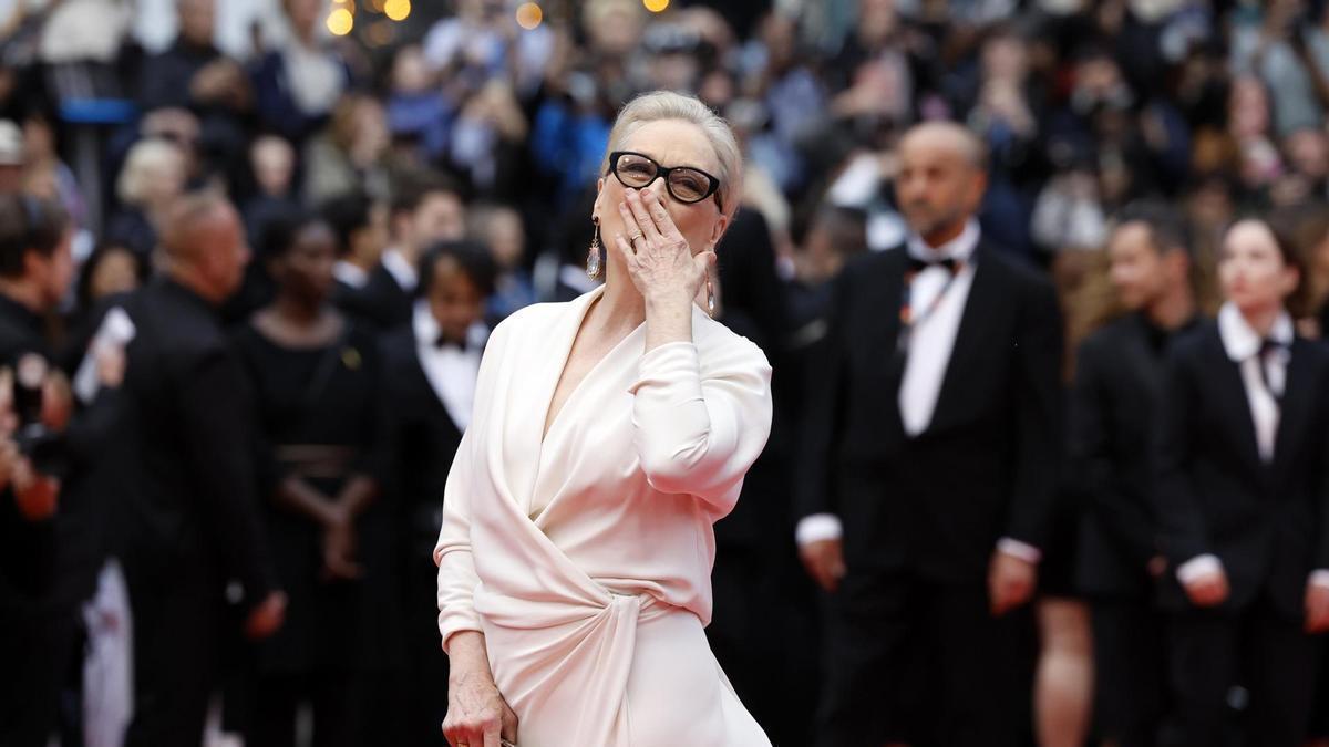 Meryl Streep lanza besos a sus fans desde la alfombra roja del Festival de Cannes.