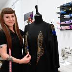 Maialen Quintanilla posa junto a una de sus creaciones.