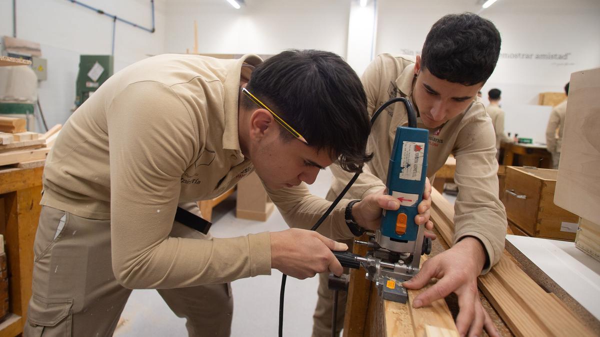 Estudiantes de carpintería de un ciclo medio.
