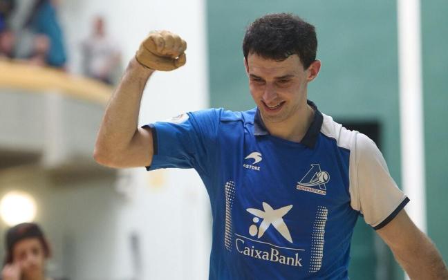 Jokin Altuna celebra el pase a la final del Manomanista en el frontón Labrit de Iruñea.