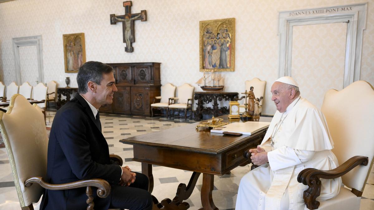 Pedro Sánchez durante su encuentro con el papar Francisco con quien ha tratado la escalda de violencia en oriente próximo, entre otras cuestiones.