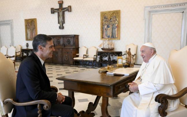 Pedro Sánchez durante su encuentro con el papar Francisco con quien ha tratado la escalda de violencia en oriente próximo, entre otras cuestiones. / Vatican Media / Europa Press Pedro Sánchez durante su encuentro con el papar Francisco con quien ha tratado la escalda de violencia en oriente próximo, entre otras cuestiones.