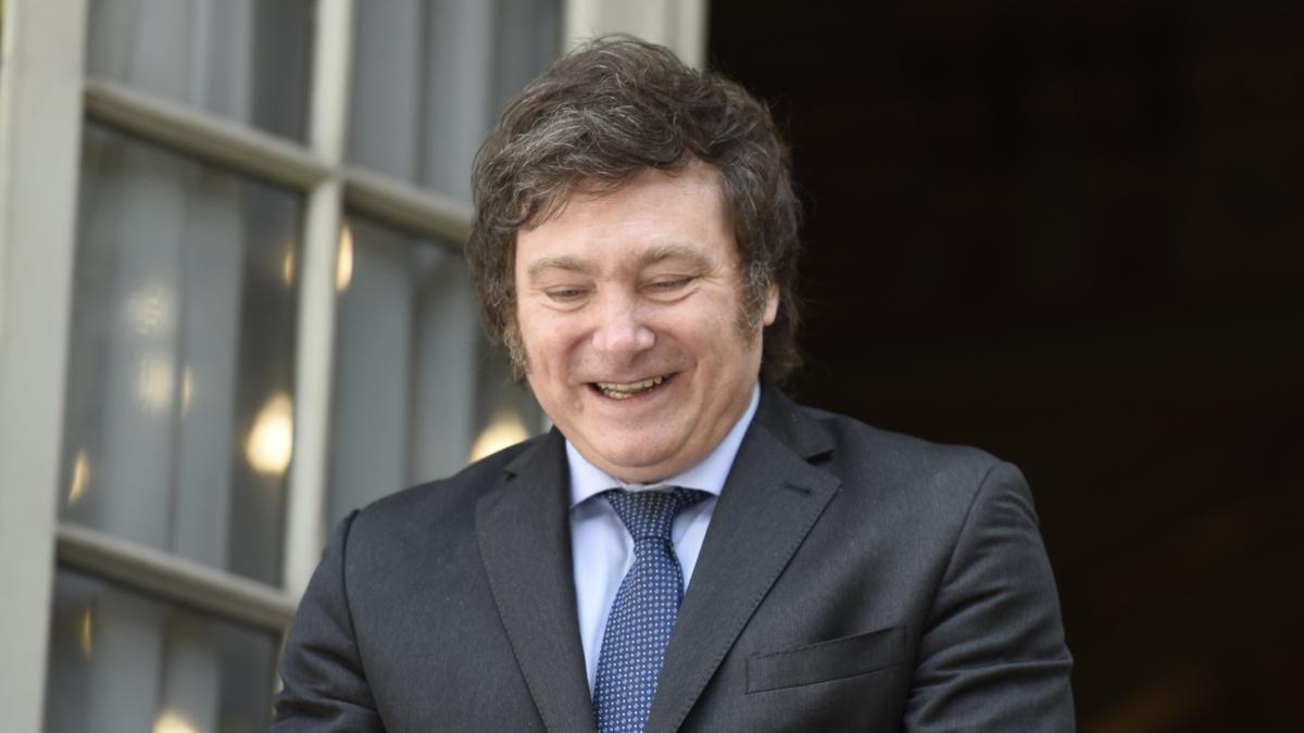 Javier Milei en el balcón de la sede de la cancillería argentina.