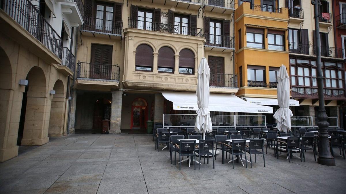 El espacio de terraza que correspondería a Laba Elkartea en la Plaza del Castillo, ocupado por otro local. JAVIER BERGASA