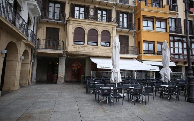 El espacio de terraza que correspondería a Laba Elkartea en la Plaza del Castillo, ocupado por otro local. JAVIER BERGASA