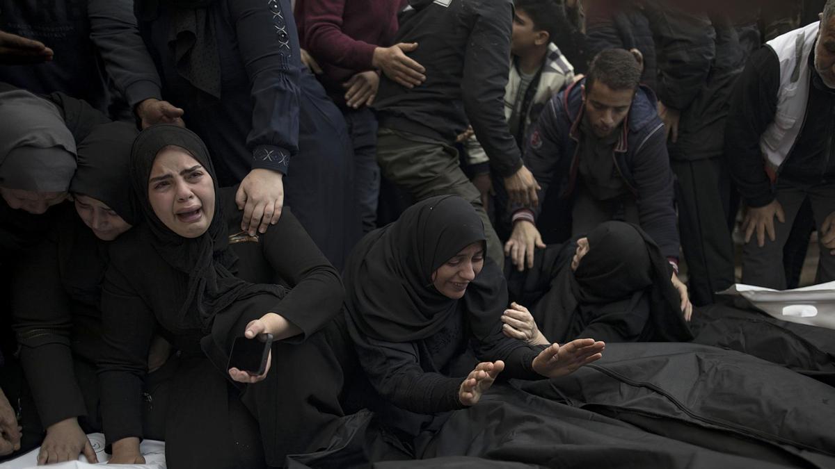 Un grupo de palestinos velan los cadáveres de sus seres queridos en el hospital Nasser de Jan Yunis.