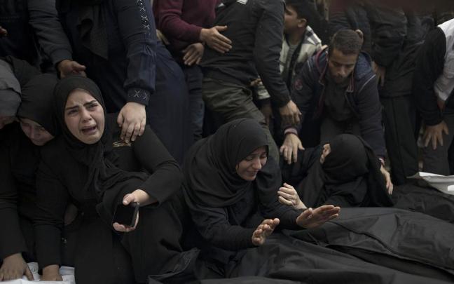 Un grupo de palestinos velan los cadáveres de sus seres queridos en el hospital Nasser de Jan Yunis.