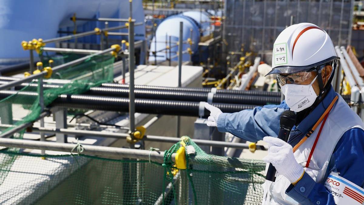 Un trabajador de Fukushima en la zona del Sistema Avanzado de Procesamiento de Líquidos.