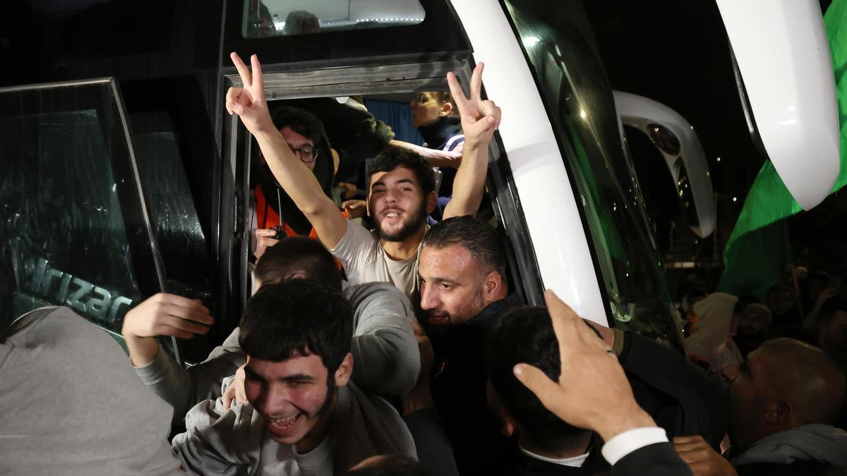 Presos palestinos liberados por Israel a su regreso a Ramallah.