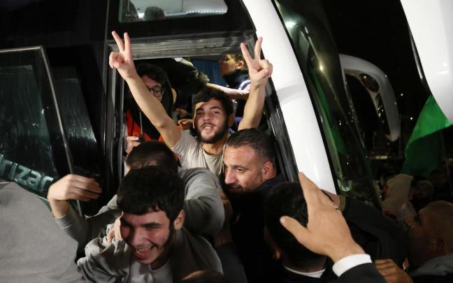 Presos palestinos liberados por Israel a su regreso a Ramallah. Presos palestinos liberados por Israel a su regreso a Ramallah.