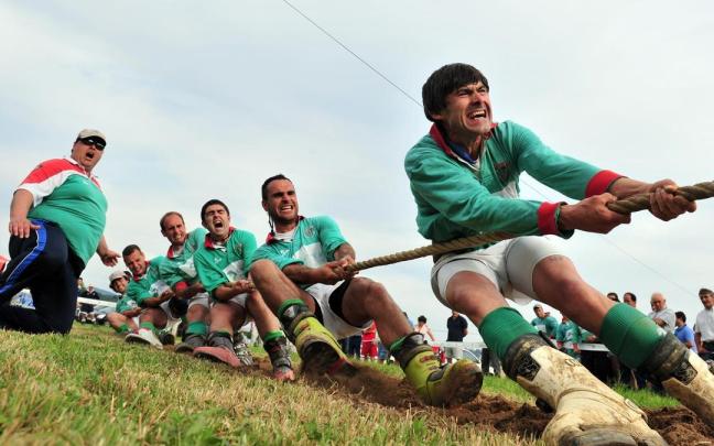 Imagen de archivo de una competición de sokatira.