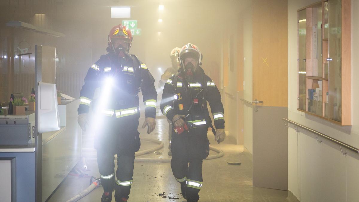 Bomberos en el hospital en el que ha ocurrido el incendio.