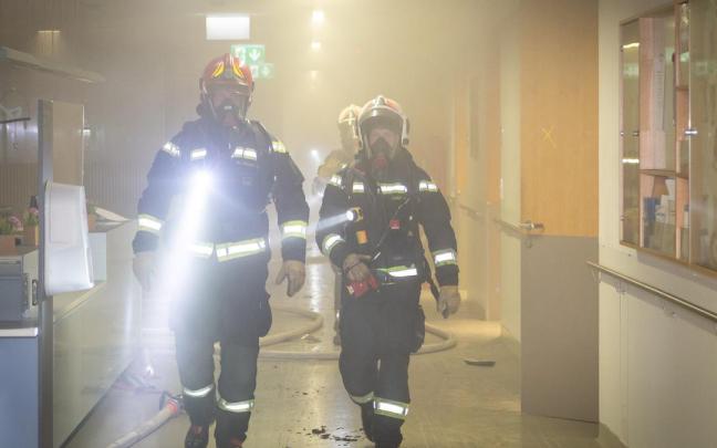 Bomberos en el hospital en el que ha ocurrido el incendio. Bomberos en el hospital en el que ha ocurrido el incendio.