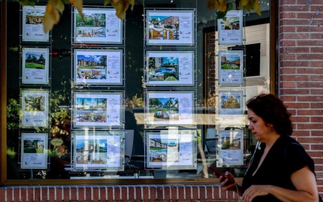 Anuncios de venta de viviendas en una inmobiliaria.