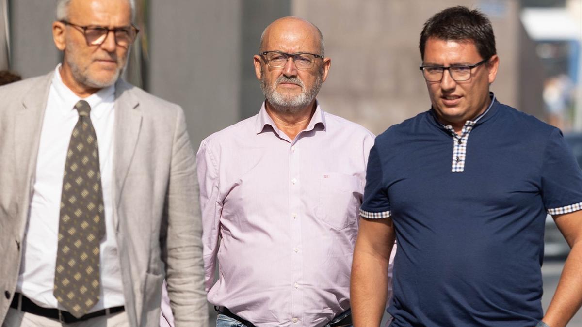 El exdiputado del PSOE Juan Bernardo Fuentes Curbelo, alias 'Tito Berni' (c) y su abogado (i), a su llegada a declarar al Juzgado de Instrucción Número 4 de Santa Cruz de Tenerife.