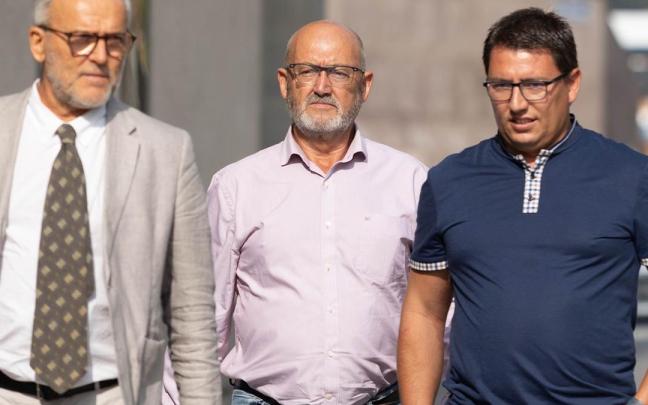 El exdiputado del PSOE Juan Bernardo Fuentes Curbelo, alias 'Tito Berni' (c) y su abogado (i), a su llegada a declarar al Juzgado de Instrucción Número 4 de Santa Cruz de Tenerife.