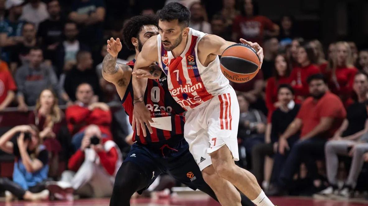 Howard trata de contener a Campazzo, durante el partido de este jueves en Belgrado ante el Estrella Roja