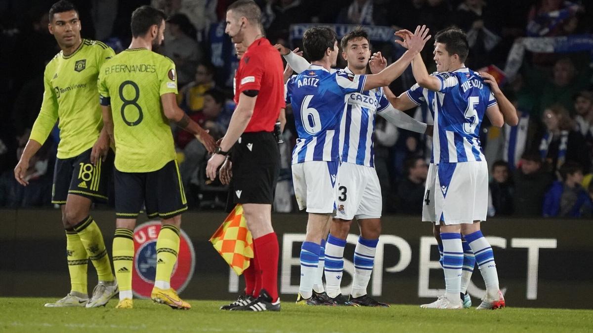 Los jugadores de la Real festejan la derrota por la mínima (0-1) y la consiguiente primera plaza de grupo, contra el Manchester United en la Europa League 2022-23. / RUBEN PLAZA