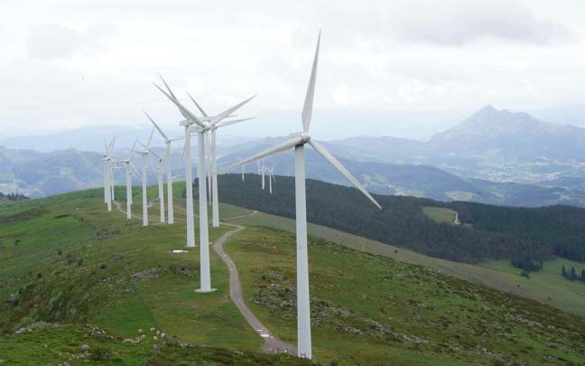 Vista general de un parque eólico en Euskadi.