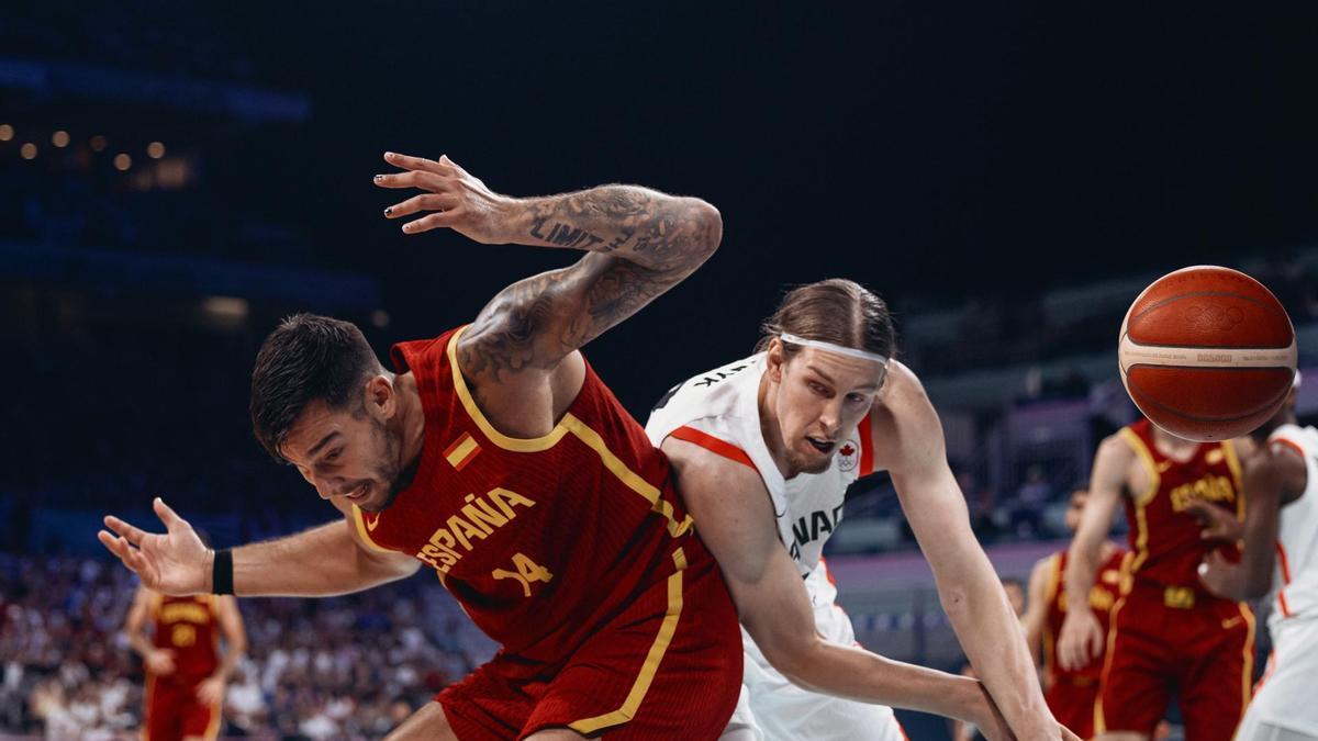 Willy Hernangomez (iz) ante Kelly Olynyk durante el partido Canadá-España