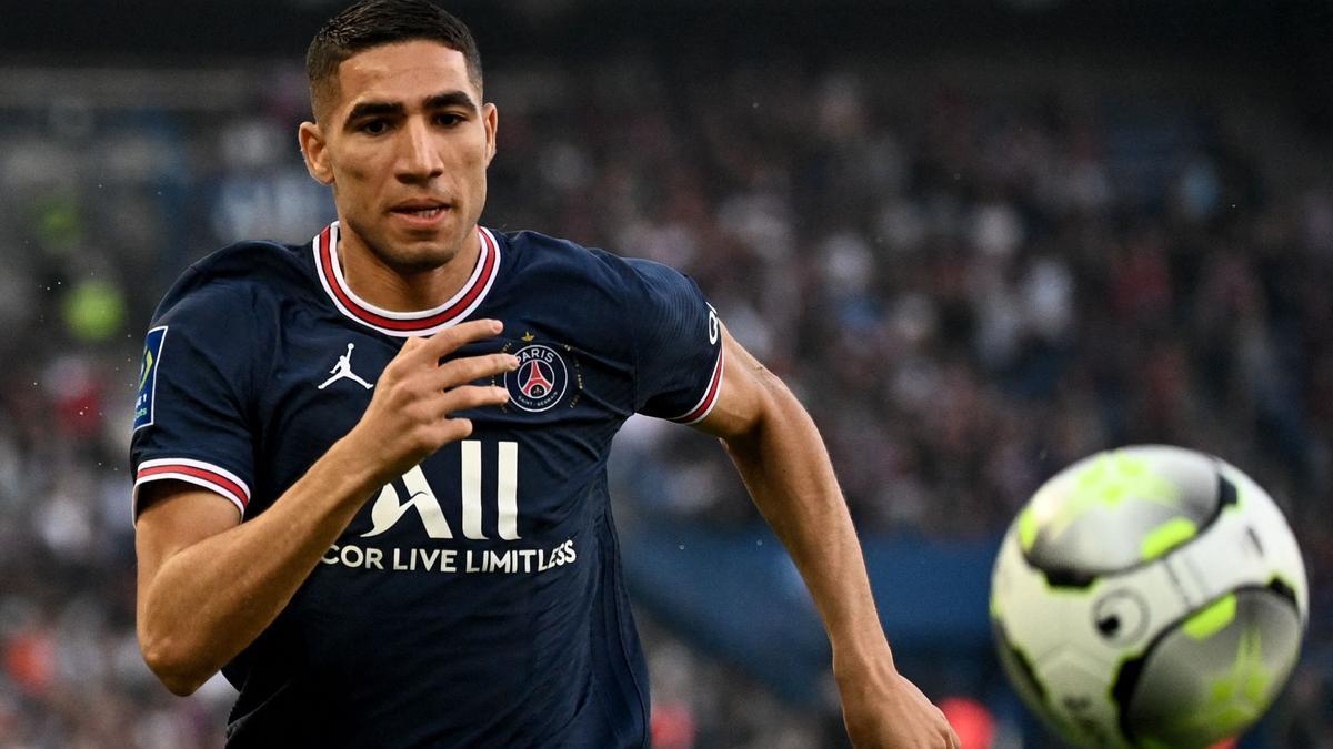 Achraf Hakimi en un partido con el PSG.