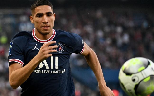 Achraf Hakimi en un partido con el PSG.