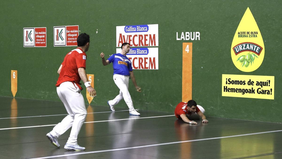 Erik Jaka y Ander Imaz vencen a Peña II-Albisu en el Campeonato de Parejas (22-16).