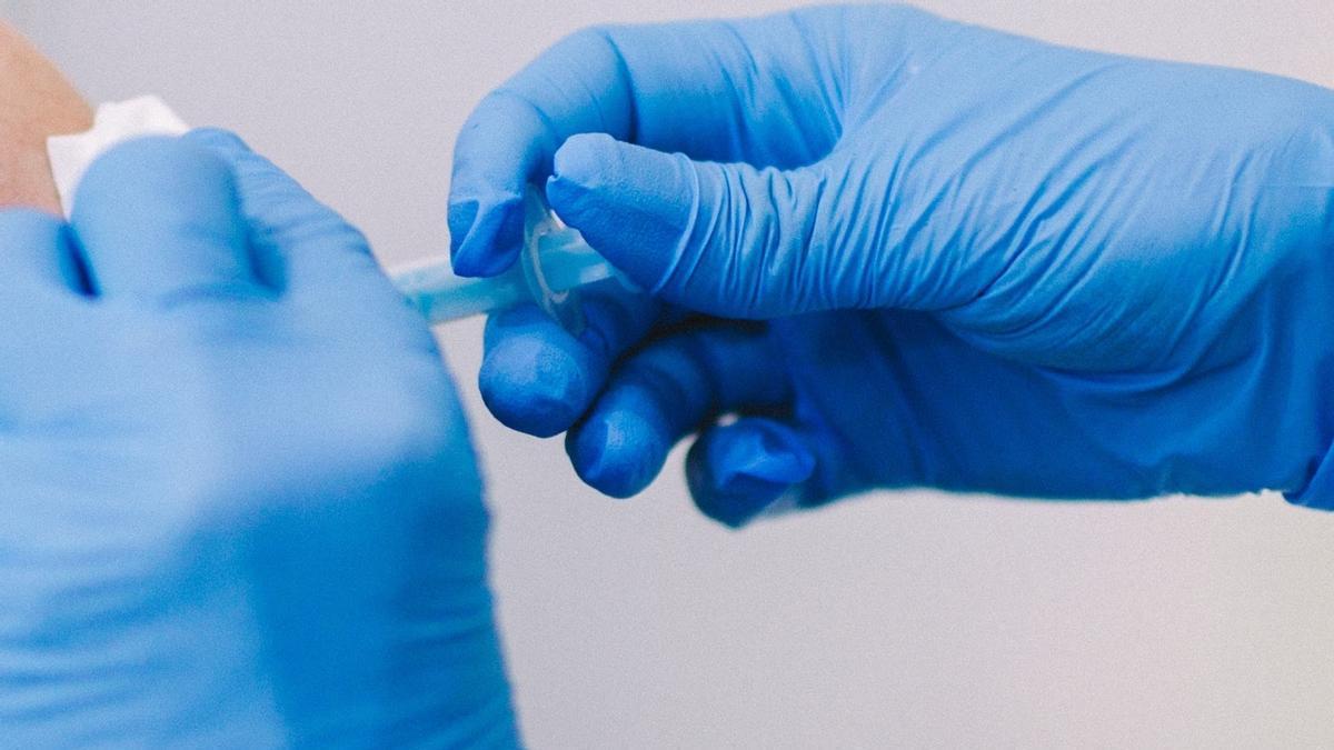 Un sanitario inocula un vacuna contra la viruela del mono.