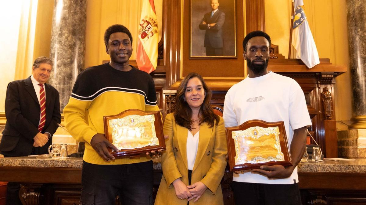 La alcaldesa de A Coruña, Inés Rey, junto a Ibrahima Diack y Magatte NDiaye, 'hijos adoptivos' de la ciudad