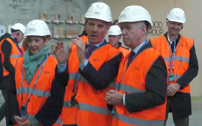 Urkullu, durante su visita a Egoin Wood Group.