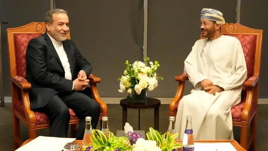 El ministro iraní de Asuntos Exteriores, Abbas Araghchi y el mediador de Omán, Barr Bin Hamed Al Busaidi, en un encuentro anterior