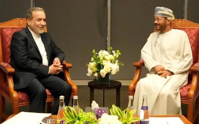 El ministro iraní de Asuntos Exteriores, Abbas Araghchi y el mediador de Omán, Barr Bin Hamed Al Busaidi, en un encuentro anterior / EFE El ministro iraní de Asuntos Exteriores, Abbas Araghchi y el mediador de Omán, Barr Bin Hamed Al Busaidi, en un encuentro anterior