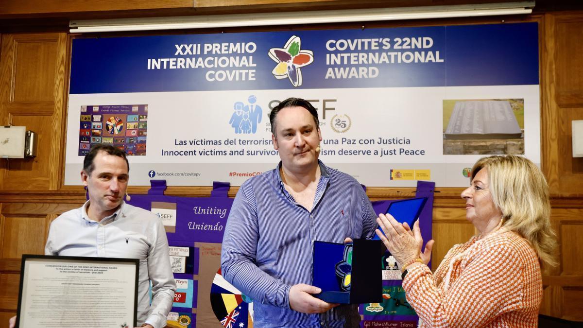 El director de la SEFF, Kenneth Ross Donaldson, y el miembro de la asociación Peter Michael Murtagh han recogido el premio concedido por Covite.