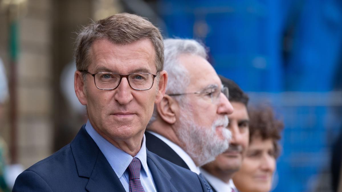 El presidente del Partido Popular y candidato a la presidencia del Gobierno español, Alberto Núñez Feijóo en la ofrenda al Apóstol.