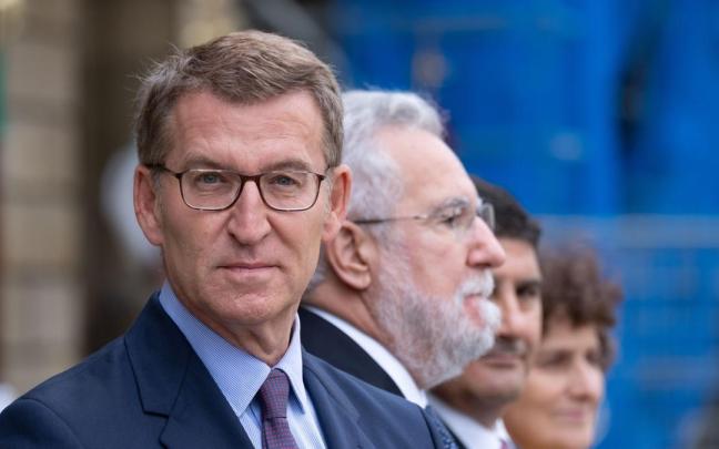 El presidente del Partido Popular y candidato a la presidencia del Gobierno español, Alberto Núñez Feijóo en la ofrenda al Apóstol.