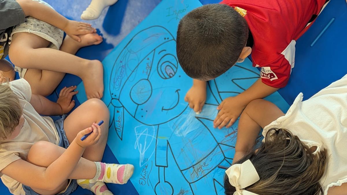 Menores en un taller de pintura en la ludoteca municipal de Amurrio