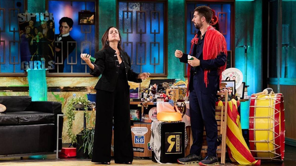 Inma Cuesta junto a David Broncano en 'La Revuelta'